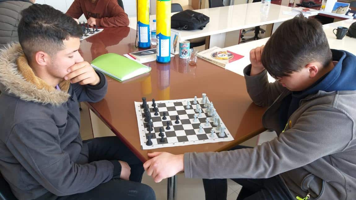 Okulumuzda öğrenciler arası satranç müsabakaları devam ediyor.