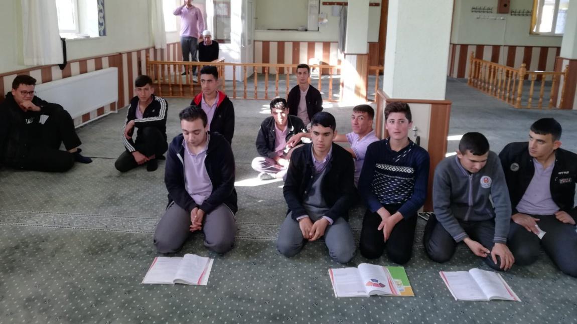 Öğrencilerimiz Mesleki Hitabet Dersini Camide İşliyorlar